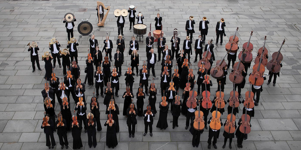 full-orchestra-at-the-square-photo-oddleiv-apneseth